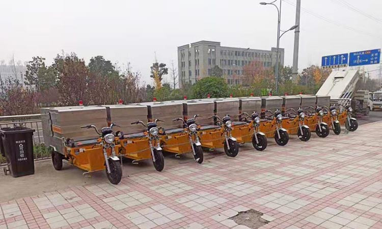 環(huán)衛(wèi)純電動(dòng)三輪高壓清洗車交車現(xiàn)場(chǎng)