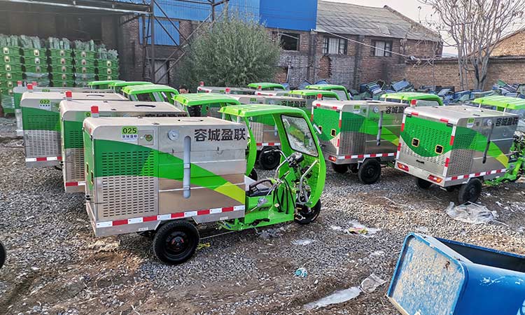 容城環(huán)衛(wèi)公司引進多功能高壓沖洗車到貨現場