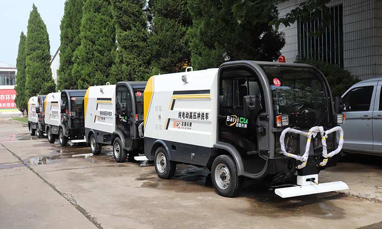 北京環(huán)衛(wèi)公司引進四輪多功能高壓沖洗車，用于道路快速保潔