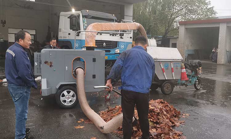 吸樹(shù)葉機(jī)吸取樹(shù)葉作業(yè)