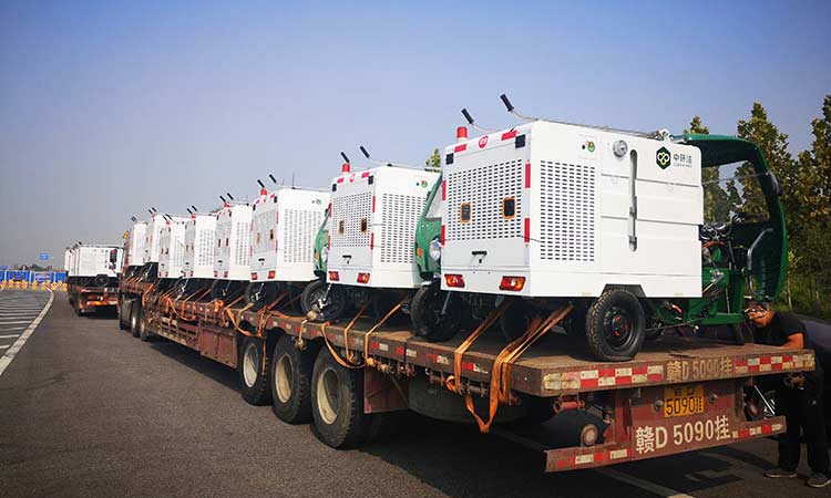 可上牌小型高壓清洗車交付使用現場，可用于環(huán)衛(wèi)人行道高壓清洗