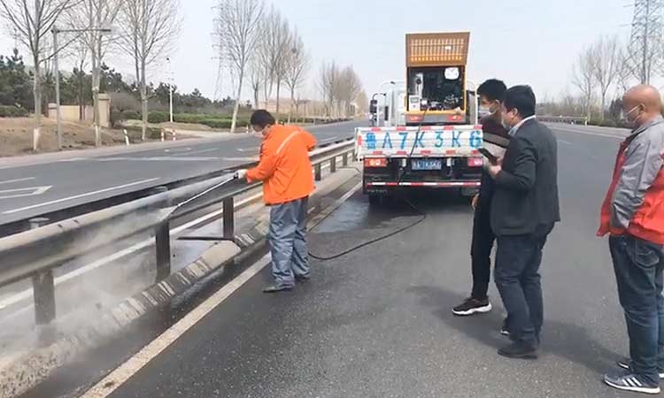 多功能高壓清洗車道路道路護欄清洗作業(yè)現(xiàn)場