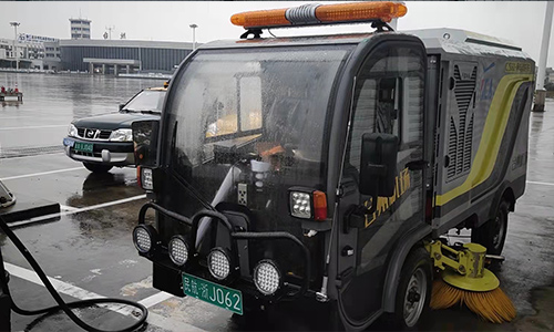 純電動洗掃車運(yùn)達(dá)臺州某機(jī)場開始工作