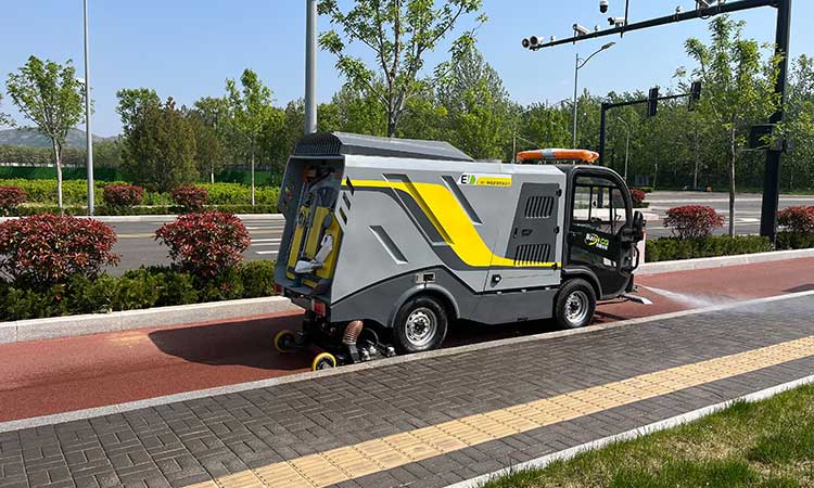 小型電動(dòng)深度清潔車(chē)—還原路面地磚本色，席地而坐