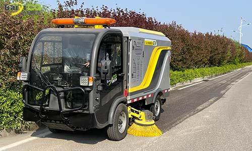 電動(dòng)洗掃車(chē)顛覆傳統(tǒng)清掃模式變干掃為洗掃，道路清潔無(wú)揚(yáng)塵