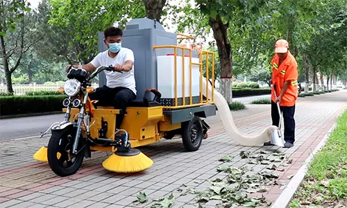 吸樹葉機(jī)器成堆，零散樹葉收集轉(zhuǎn)運(yùn)