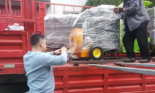 某環(huán)衛(wèi)定制的高壓清洗車，吸葉機(jī)正在裝車準(zhǔn)備發(fā)貨