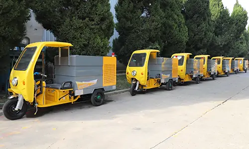 小型三輪高壓清洗車，洗掃車已裝車準(zhǔn)備發(fā)往某環(huán)衛(wèi)公司