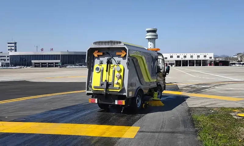 小型純電動(dòng)洗掃車(chē)機(jī)場(chǎng)路面保潔養(yǎng)護(hù)，搭載智慧環(huán)衛(wèi)大數(shù)據(jù)運(yùn)維平臺(tái)，后臺(tái)遠(yuǎn)程監(jiān)控！