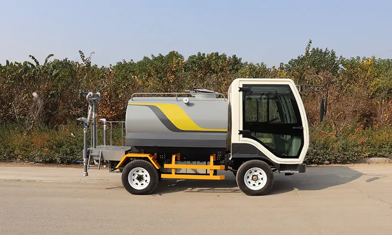 四輪多功能灑水車—狹窄路段、背街小巷道路養(yǎng)護(hù)專用車輛