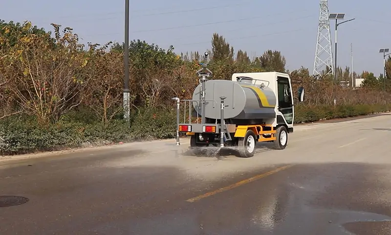 園林景區(qū)綠化面積大，不好管理？四輪電動(dòng)灑水車，一車問題全解決！