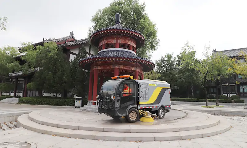 背街小巷、廣場(chǎng)公園狹窄的人行道道路也能洗掃？沒(méi)錯(cuò)，這款車(chē)就可以做得到！
