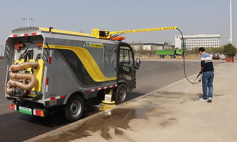 小型電動(dòng)洗掃車(chē)--路邊停放車(chē)輛，底部垃圾清理有竅門(mén)！省時(shí)還省力！