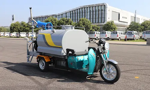 春季揚(yáng)塵大，影響居住環(huán)境怎么辦？這款三輪霧炮灑水車幫您解決！