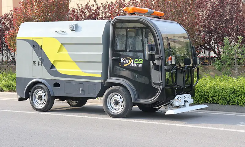 四輪多功能高壓清洗車！專項(xiàng)治理物業(yè)小區(qū)、景區(qū)、商業(yè)街道路面衛(wèi)生治理！