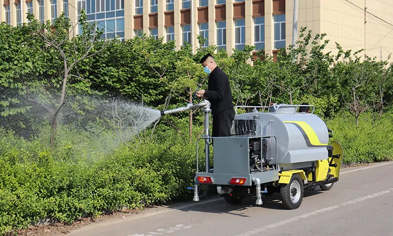 三輪純電動(dòng)灑水車小區(qū)道路養(yǎng)護(hù)，治理春季揚(yáng)塵衛(wèi)生治理，純電動(dòng)更環(huán)保！