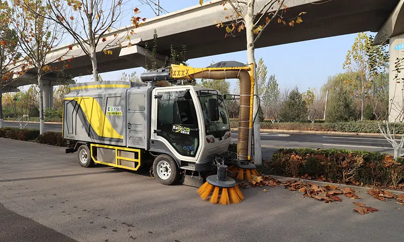 落葉收集大挑戰(zhàn)！秋季落葉收集專用車！純電動更環(huán)保，大容量垃圾箱滿足多場地需求！