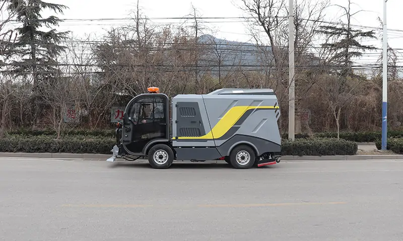 純電動(dòng)深度清潔車(chē)，道路清潔好幫手！一米一深度清潔寬度，滿(mǎn)足多場(chǎng)景使用需求！