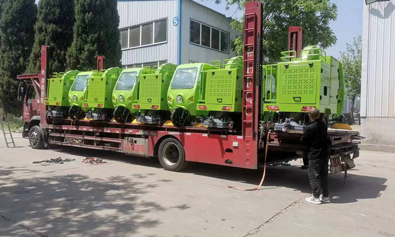 百易三輪駕駛式樹葉收集車發(fā)車！操作簡單，輕輕松松搞定落葉收集轉(zhuǎn)運(yùn)難題！