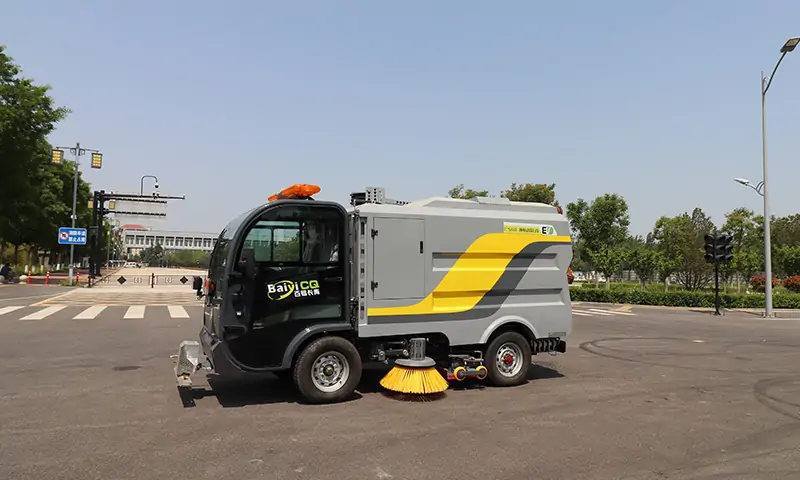 機(jī)場(chǎng)，景區(qū)，水泥廠，工廠，學(xué)校道路清潔解決方案來啦！純電動(dòng)洗掃車，衛(wèi)生一車全解決！