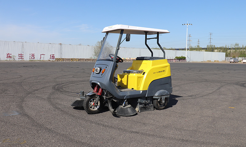 小型道路清掃車(chē)，純電動(dòng)，操控簡(jiǎn)單，應(yīng)用廣泛！