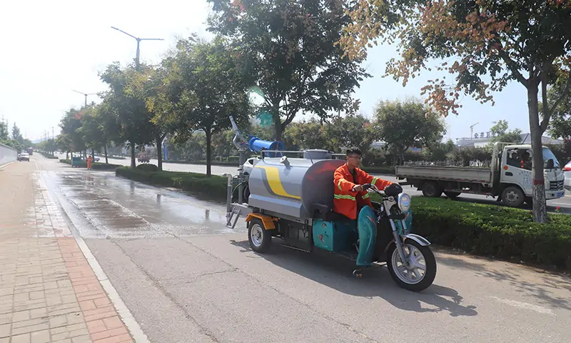 三輪樹葉收集車，體積小巧，操作簡單，環(huán)衛(wèi)作業(yè)必不可少落葉收集神器！