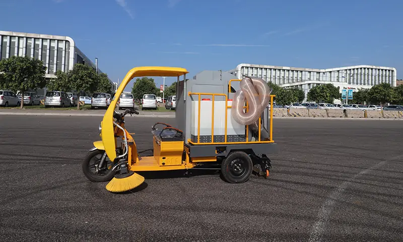 高效便捷的三輪駕駛式樹葉收集車，改善清潔工作效率！