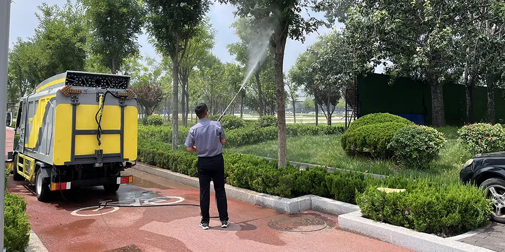 純電動樹葉收集車_多功能樹葉收集車_吸樹葉的機(jī)器_掃樹葉神器