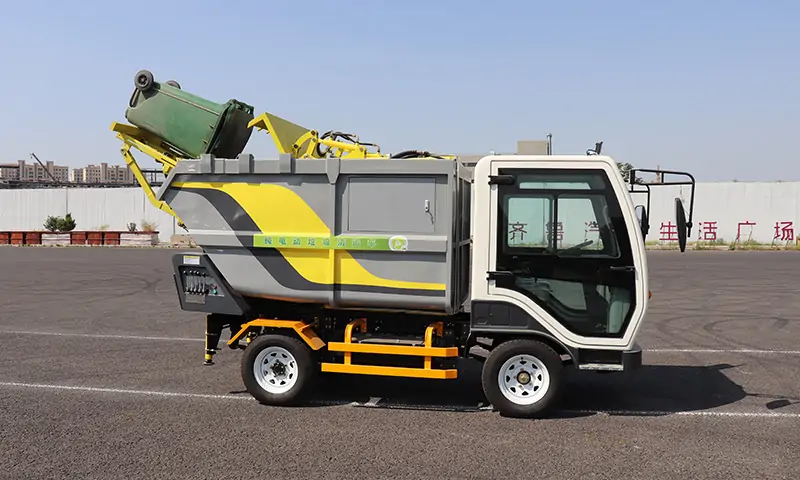 后裝式垃圾車(chē)：小區(qū)與廠區(qū)的理想選擇！垃圾轉(zhuǎn)運(yùn)好幫手！