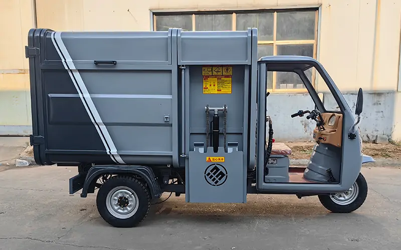 側(cè)裝式垃圾清運(yùn)車(chē)BY-L30