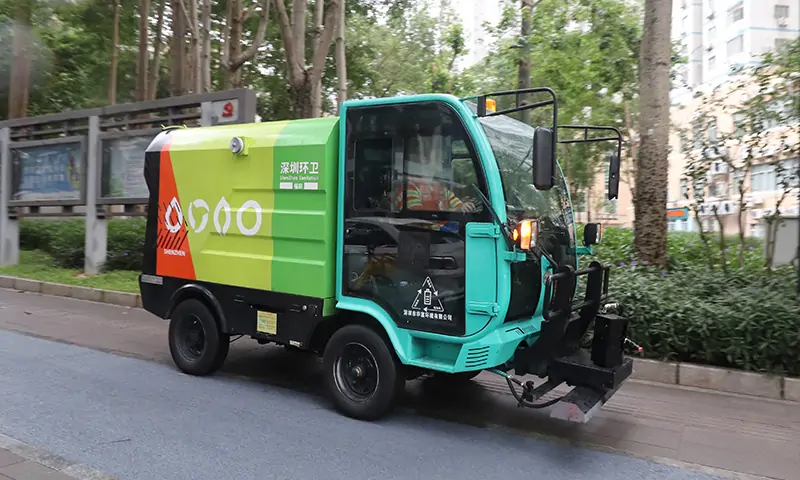 四輪高壓清洗車：助力深圳環(huán)衛(wèi)，為更美好的生活環(huán)境鋪路