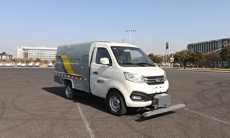 新能源道路養(yǎng)護(hù)車：綠色清潔，高效環(huán)保的城市美容師