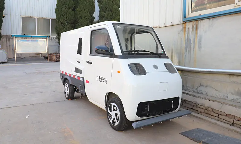 純電動(dòng)道路養(yǎng)護(hù)車：清新環(huán)保，高效保潔的未來之選
