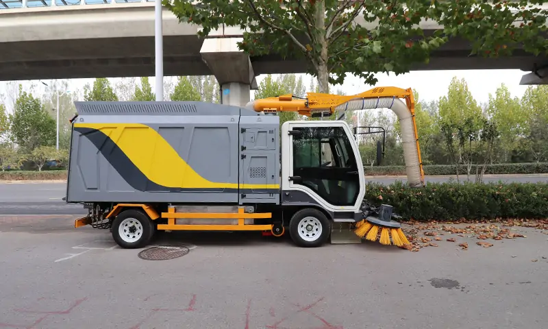 多功能純電動樹葉收集車：為城市環(huán)保貢獻(xiàn)力量