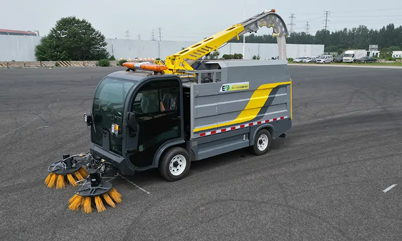 落葉不再煩惱——新能源樹葉收集車引領(lǐng)秋季環(huán)衛(wèi)新方式