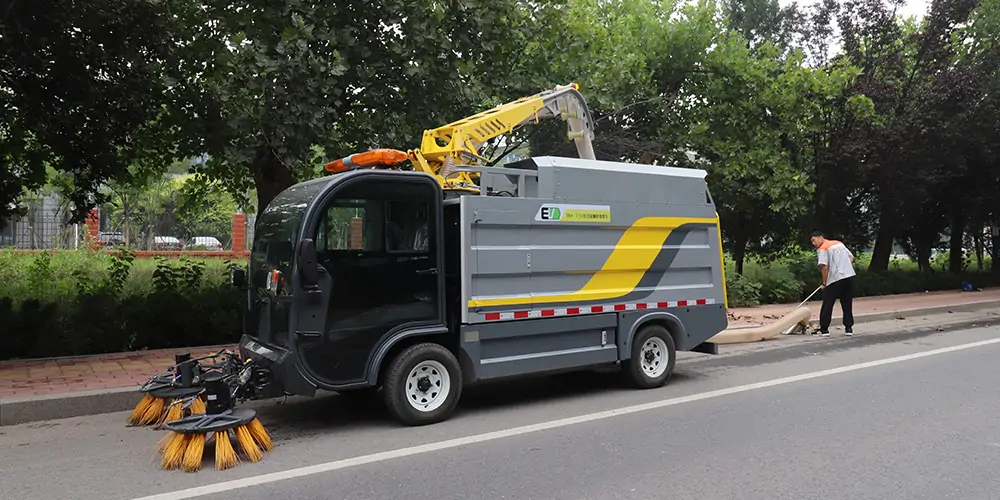 樹葉收集車，新能源樹葉收集車，多功能樹葉收集車，四輪樹葉收集車
