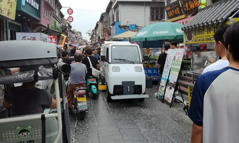 新能源洗掃車現(xiàn)場實拍：助力城市環(huán)衛(wèi)，打造綠色環(huán)保新標(biāo)桿