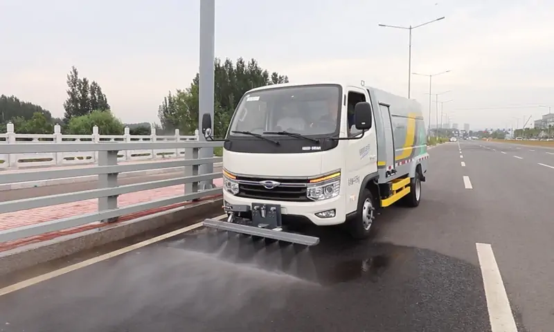 新能源路面養(yǎng)護車——讓城市清潔更智能、更高效