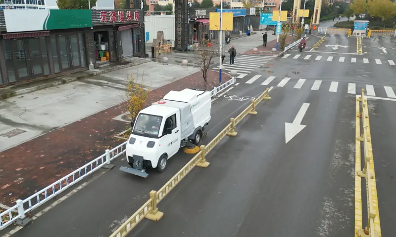 新能源洗掃車現(xiàn)場作業(yè)震撼呈現(xiàn)：小車身、大能量，城市清潔新利器